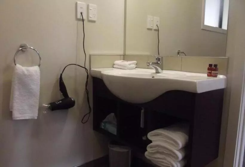 استودیوی استاندارد, Arena Court Motel