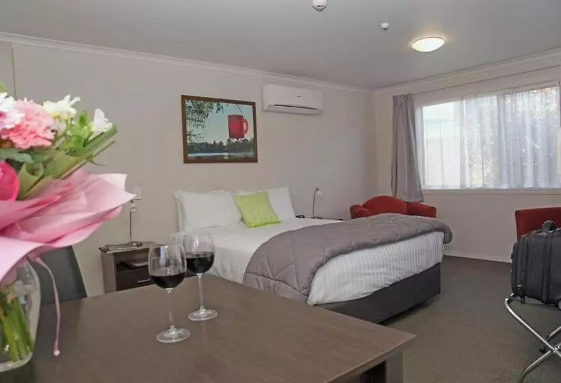 استودیوی استاندارد, Arena Court Motel