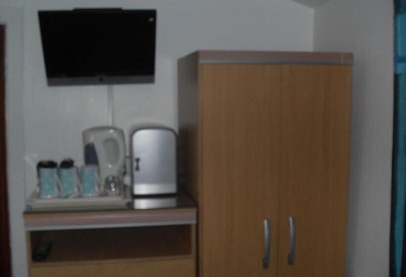 חדר סטנדרט לשלושה, Beeches