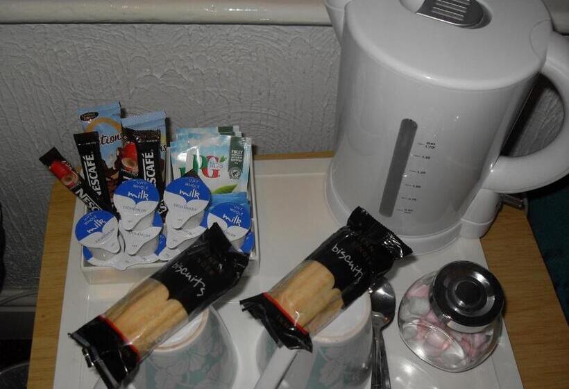 חדר סטנדרט לשלושה, Beeches