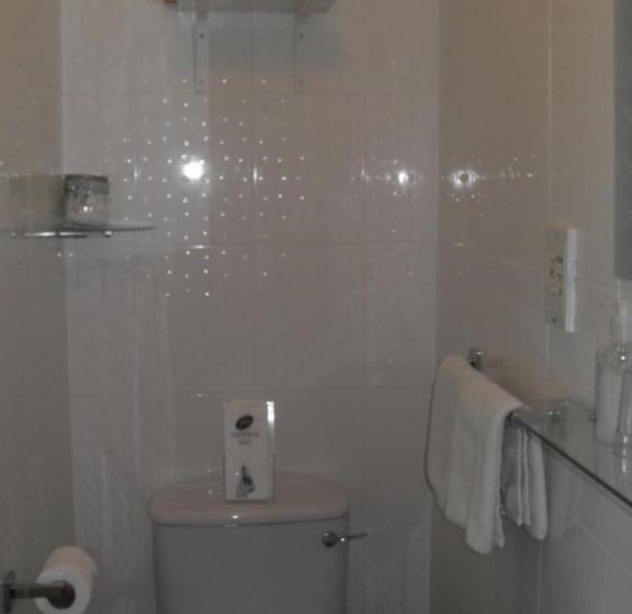 חדר סטנדרט לשלושה, Beeches