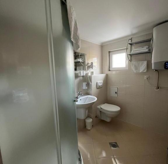 استودیوی استاندارد, Camille Apartmanhouse