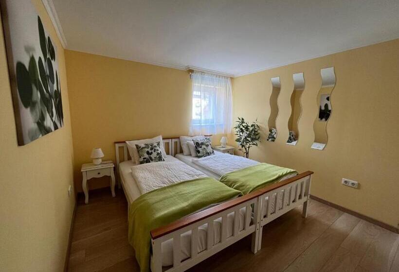 Escritório Estándar, Camille Apartmanhouse