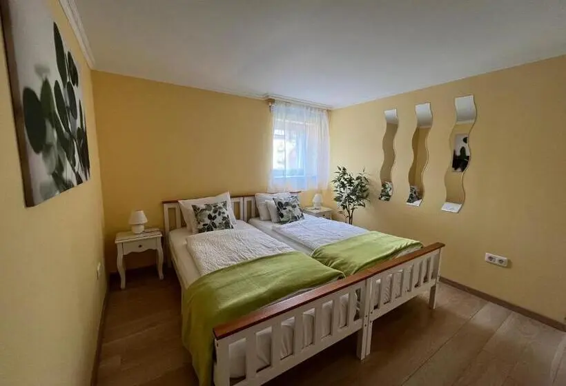 スタンダードスタジオ, Camille Apartmanhouse
