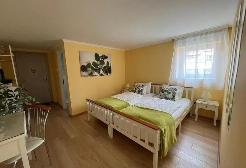 スタンダードスタジオ, Camille Apartmanhouse