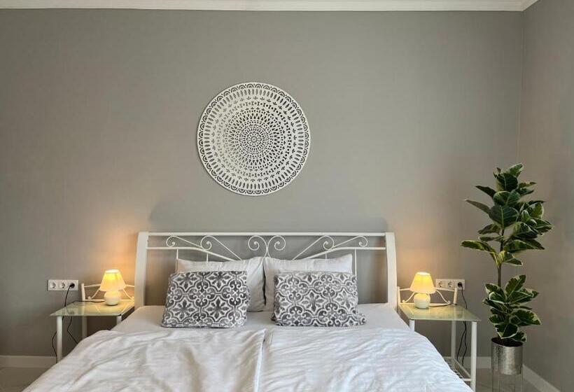 استودیوی استاندارد, Camille Apartmanhouse