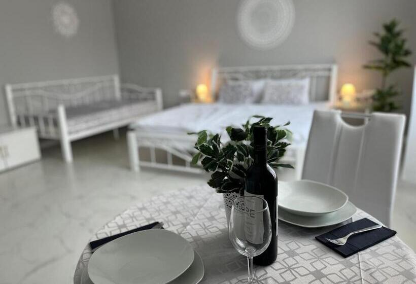 Escritório Estándar, Camille Apartmanhouse