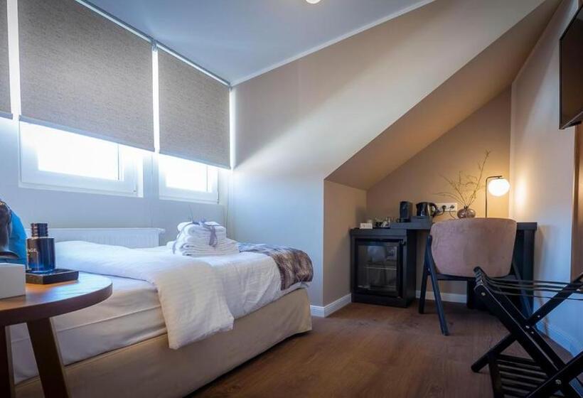 标准单人间, Delphi Hotel & Restaurant