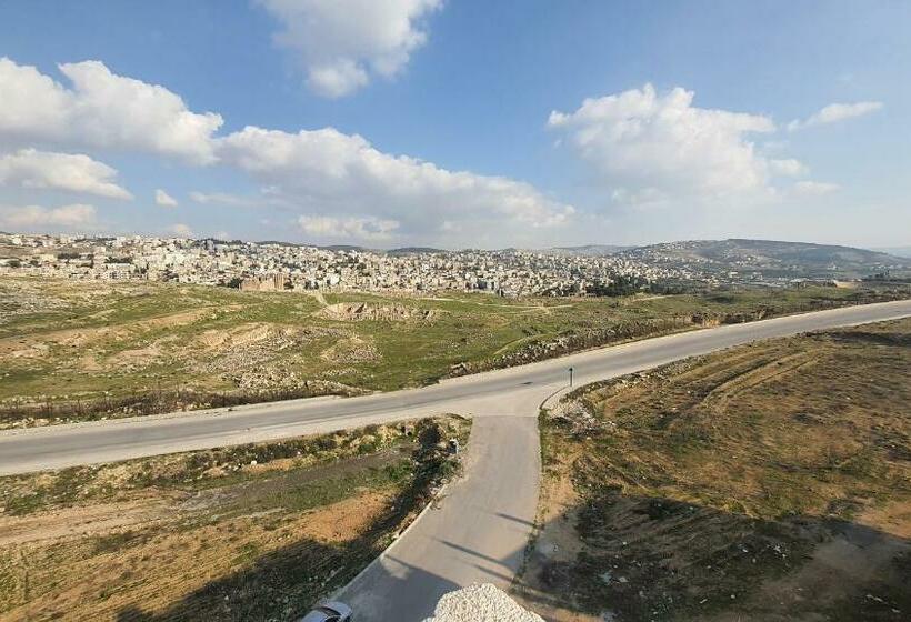 اتاق لوکس سه تخته, Hadrian S Arch