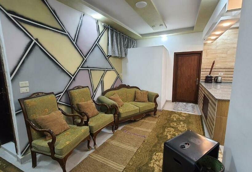 اتاق لوکس سه تخته, Hadrian S Arch