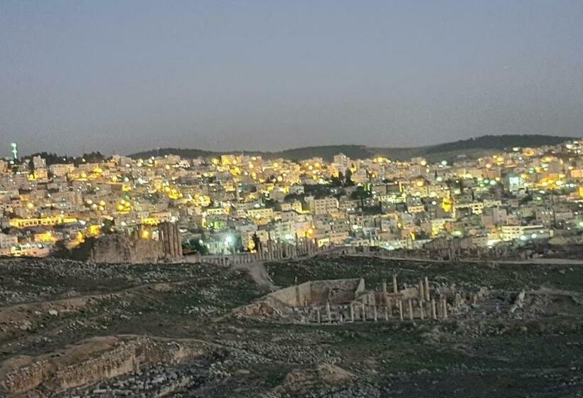 اتاق لوکس سه تخته, Hadrian S Arch