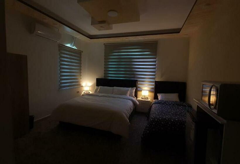 اتاق لوکس سه تخته, Hadrian S Arch