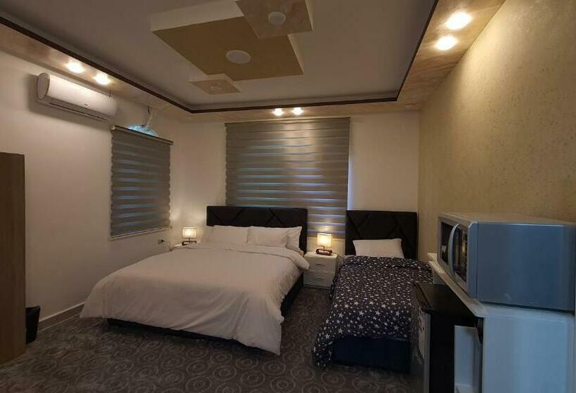 اتاق لوکس سه تخته, Hadrian S Arch