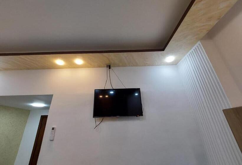 اتاق لوکس سه تخته, Hadrian S Arch