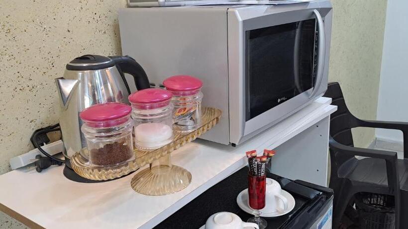 اتاق لوکس سه تخته, Hadrian S Arch