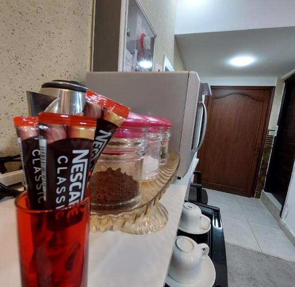 اتاق لوکس سه تخته, Hadrian S Arch