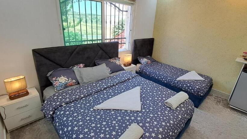 اتاق لوکس سه تخته, Hadrian S Arch