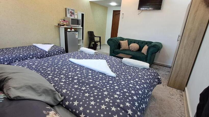 اتاق لوکس سه تخته, Hadrian S Arch