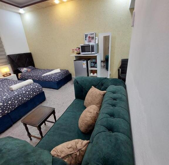 اتاق لوکس سه تخته, Hadrian S Arch