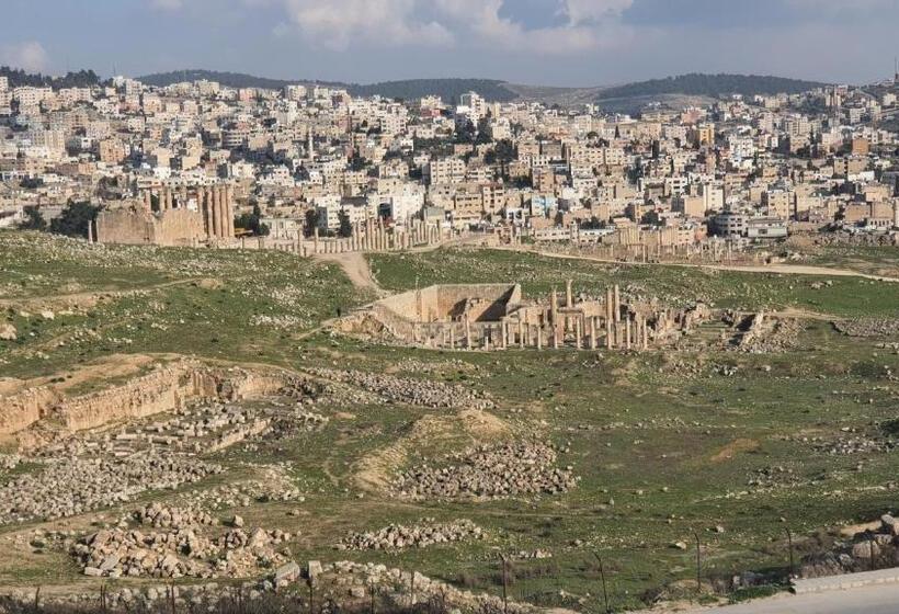 اتاق استاندارد با چشم‌انداز باغ, Hadrian S Arch