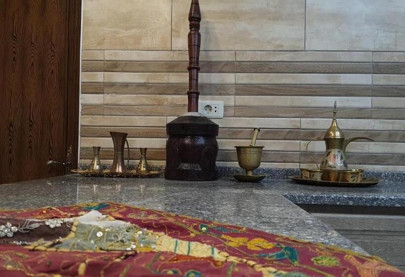 اتاق استاندارد با چشم‌انداز باغ, Hadrian S Arch