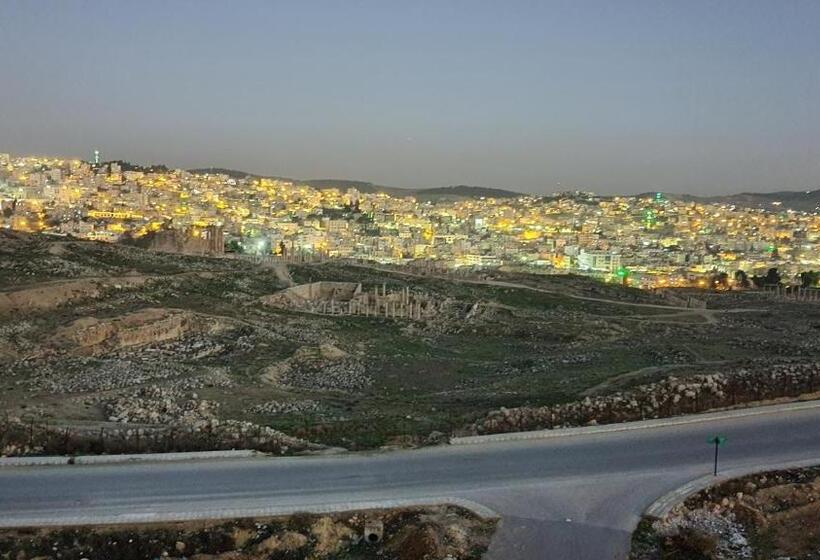اتاق استاندارد با چشم‌انداز باغ, Hadrian S Arch