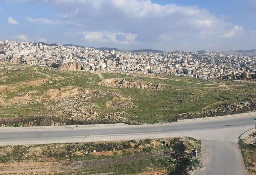 اتاق استاندارد با چشم‌انداز باغ, Hadrian S Arch