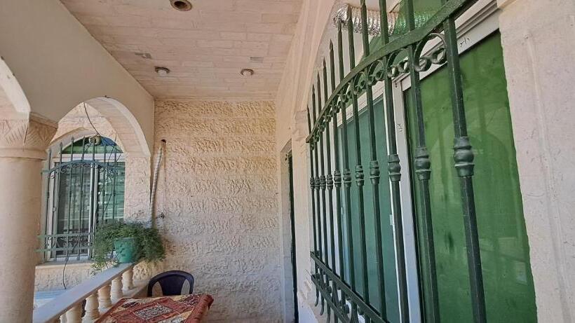 اتاق استاندارد با چشم‌انداز باغ, Hadrian S Arch