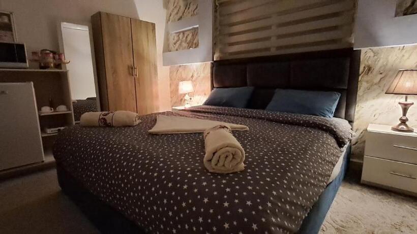 اتاق لوکس, Hadrian S Arch