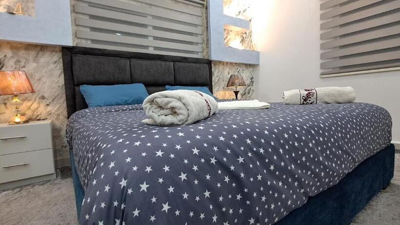 اتاق لوکس, Hadrian S Arch