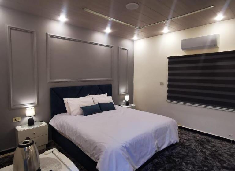 اتاق لوکس با تخت بزرگ, Hadrian S Arch