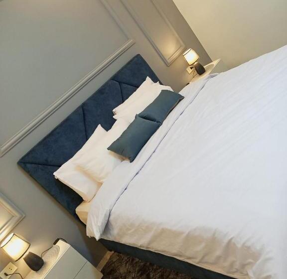 اتاق لوکس با تخت بزرگ, Hadrian S Arch