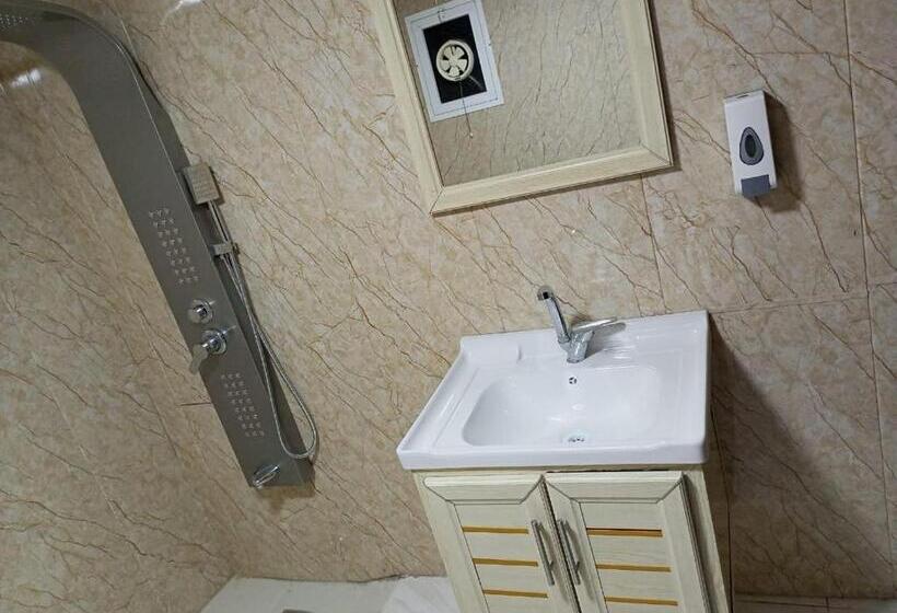 اتاق لوکس با تخت بزرگ, Hadrian S Arch