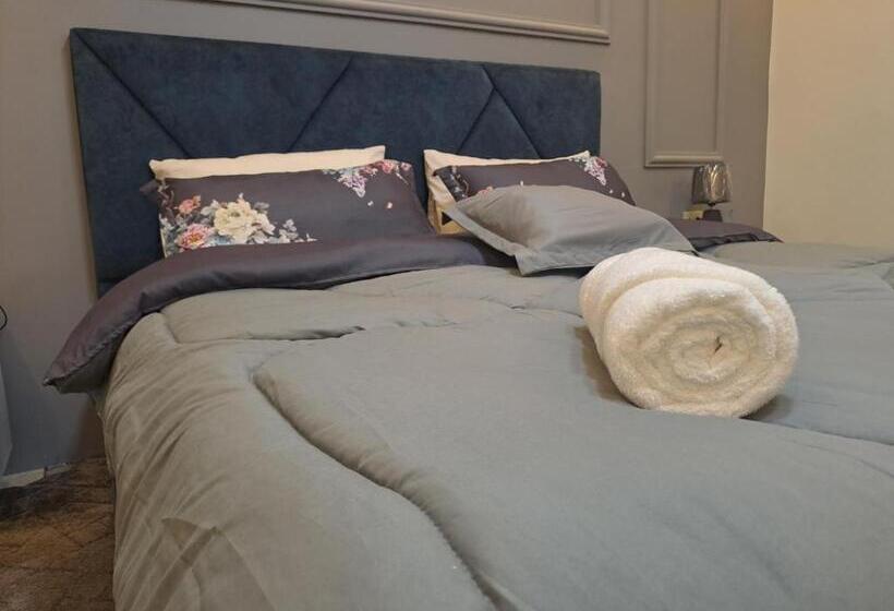 اتاق لوکس با تخت بزرگ, Hadrian S Arch