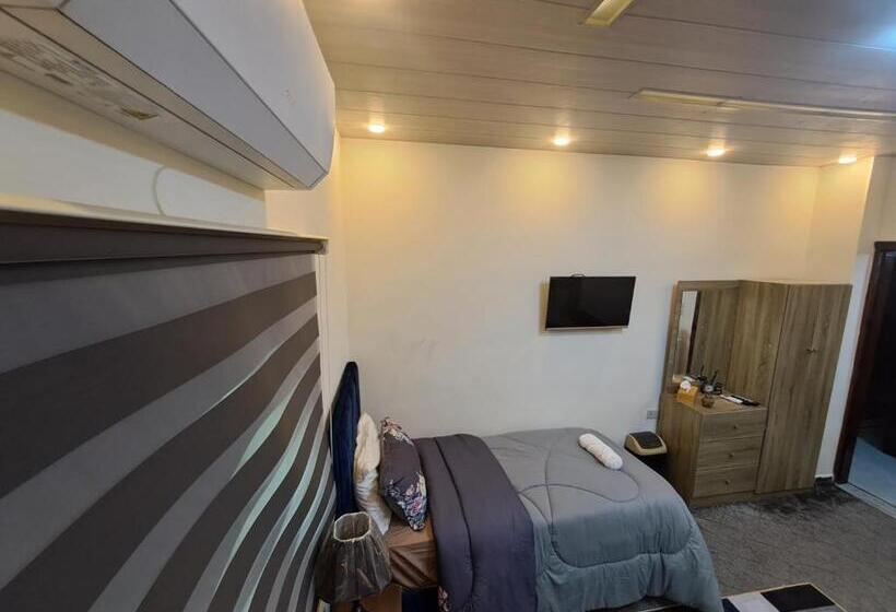 اتاق لوکس با تخت بزرگ, Hadrian S Arch