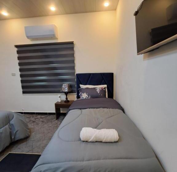 اتاق لوکس با تخت بزرگ, Hadrian S Arch