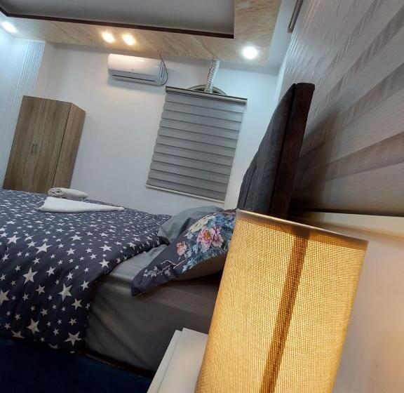 اتاق لوکس سه تخته, Hadrian S Arch