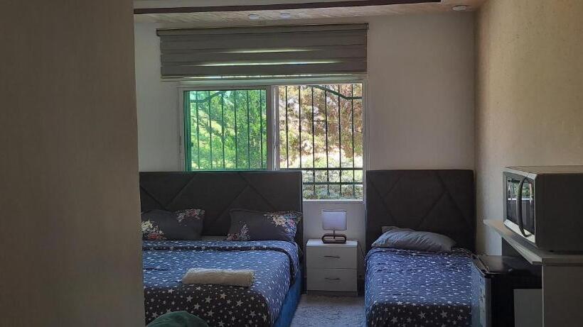 اتاق لوکس سه تخته, Hadrian S Arch