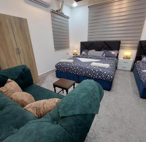 اتاق لوکس سه تخته, Hadrian S Arch