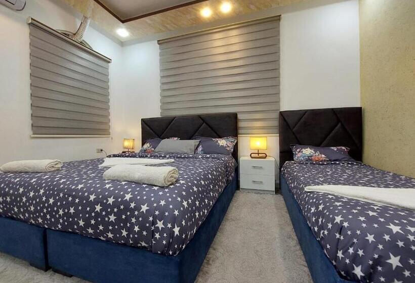 اتاق لوکس سه تخته, Hadrian S Arch