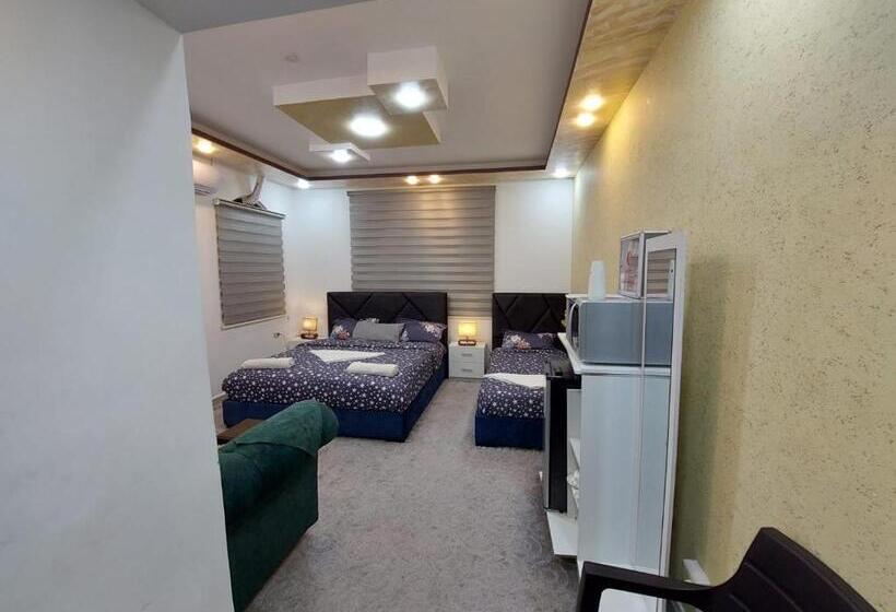 اتاق لوکس سه تخته, Hadrian S Arch