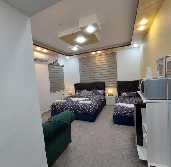 اتاق لوکس سه تخته, Hadrian S Arch