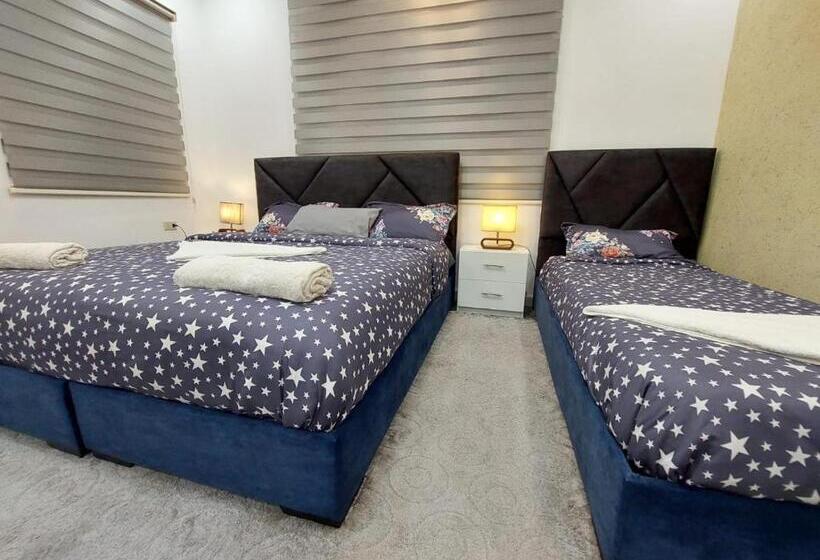 اتاق لوکس سه تخته, Hadrian S Arch