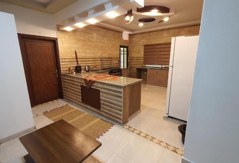 اتاق استاندارد با چشم‌انداز باغ, Hadrian S Arch