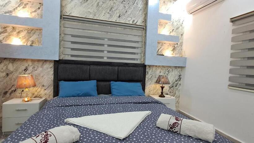 اتاق لوکس, Hadrian S Arch