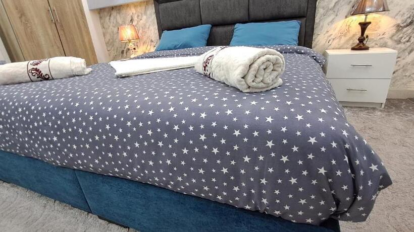 اتاق لوکس, Hadrian S Arch