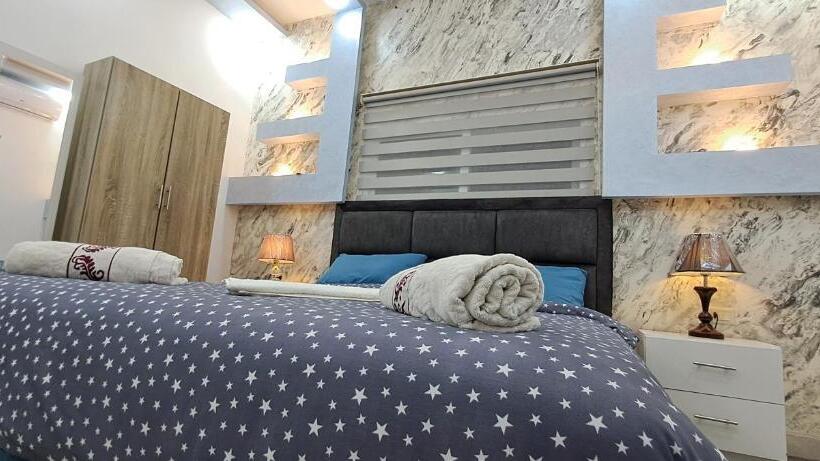 اتاق لوکس, Hadrian S Arch