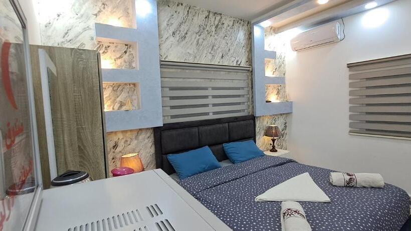 اتاق لوکس, Hadrian S Arch