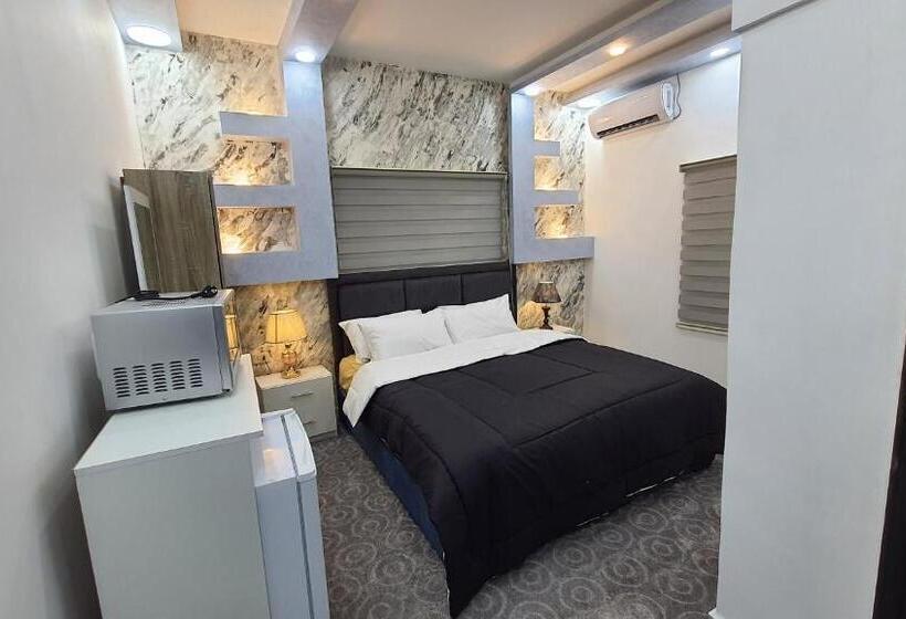 اتاق لوکس, Hadrian S Arch