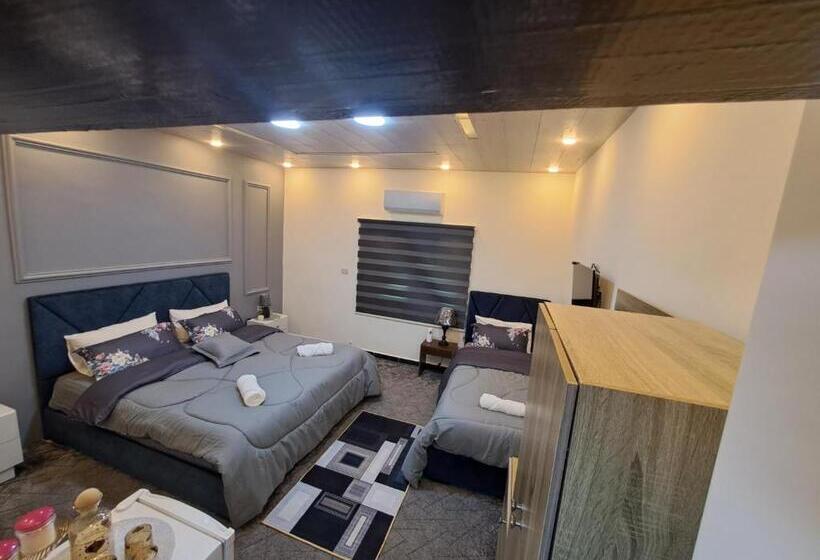 اتاق لوکس با تخت بزرگ, Hadrian S Arch